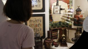 Algunes de les llanternes màgiques que s'exposen a la mostra temporal del Museu del Cinema