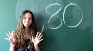Ivet Cano mostrant la nota combinant les seves mans i la pissarra