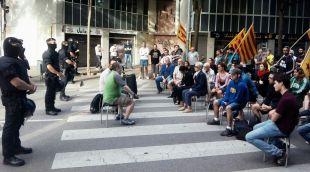 Un instant de la conferència realitzada per la CUP en ple carrer