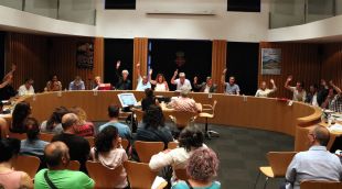 Pla general del moment de la votació sobre el nou POUM