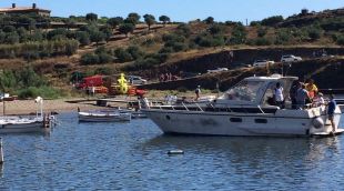 Platja de Portlligat amb el vaixell on ha explotat la cambra hiperbàrica