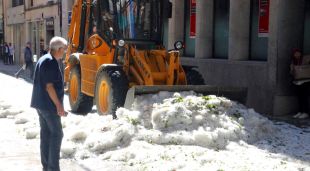 Una retroexcavadora retirant la calamarsa del carrer Nou de Girona (arxiu)