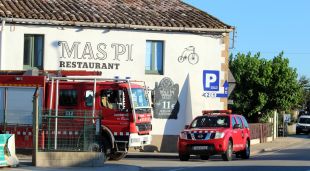 Els Bombers i operaris treballant en la fuita