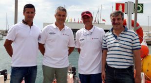 Imatge dels organitzadors de la prova amb l'alcalde accidental a un costat