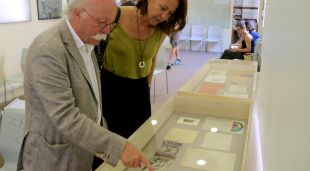 L'arxiver municipal de Girona Joan Boadas i l'alcaldessa de Girona Marta Madrenas, aquest matí