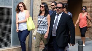 Els pares de les víctimes de l'accident de l'inflable amb l'advocat Carles Alabau, arribant als Jutjats