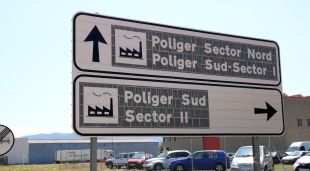 Cartells a l'entrada del polígon de Pla de Politger de Sant Jaume de Llierca