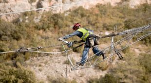Un operari aplicant mesures per a la reducció de CO2