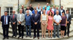 Foto de família del conseller de Territori, Josep Rull, amb els ajuntaments i entitats que formen part de la Taula del Ter