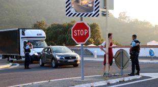 La policia francesa tallant el trànsit a l'alçada del Pertús, per l'incendi forestal