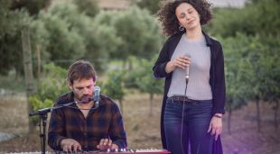 Paula Valls acompanyada per Guillem Soler, ahir a La Vinyeta