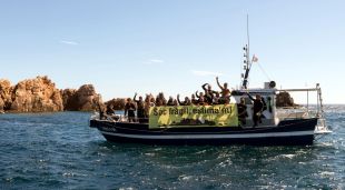 Elss submarinistes a la barca abans de capbussar-se