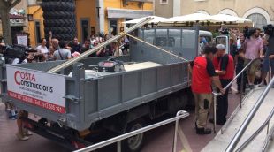 Els operaris davant l'entrada del Museu Dalí preparats per entrar