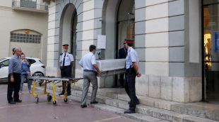 Entrada de la funerària al Museu Dalí per començar l'exhumació del pintor