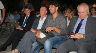 El cantant Lluís Llach entre les autoritats, aquest vespre