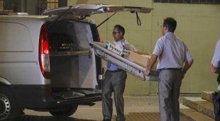 Els serveis funeraris marxant del museu Dalí un cop enllestides les feines d'exhumació i presa de mostres