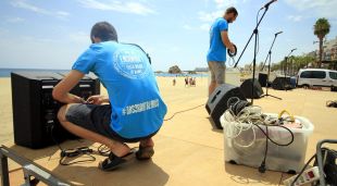 Pla general de dos joves treballant a l'escenari de l'Ensorra't de Blanes