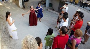 La Júlia i en Marcus amb la companyia de Domina (centre) durant la visita al Pla de Palol