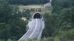 Una de les entrades del túnel de Bracons