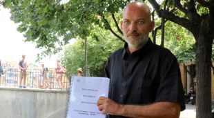 Jordi Manuel Bonet, investigat per amenaces de mort als Agents Rurals ensenya documentació del seu cas