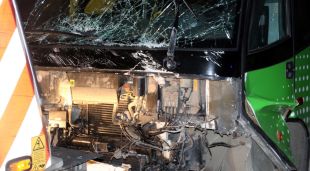 Primer pla de l'autocar accidentat
