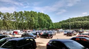Vehicles estacionats dins el Camp de Mart l'estiu del 2014
