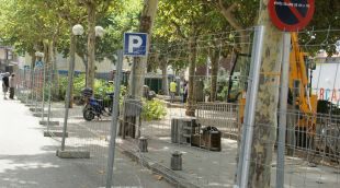 Les tanques que s'han instal·lat al Firal Petit d'Olot en l'inici de les obres del passeig
