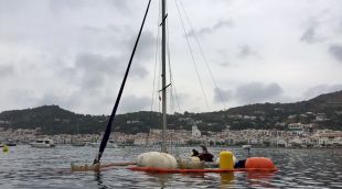 El veler enfondat davant la costa
