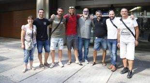 Els representants sindicals a l'entrada de la conselleria de treball