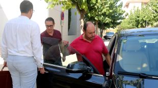 El regidor no adscrit de Figueres Diego Borrego entrant al cotxe del seu advocat