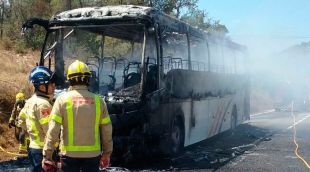 Els Bombers davant l'autobús completament calcinat