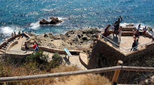 Indret des d'on el turista hauria saltat des del mirador fins abaix del camí de ronda