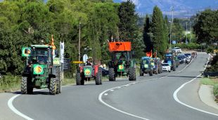 Els tractors protestant pel futur càmping de Garriguella