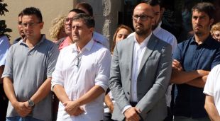 L'alcalde, Jaume Dulsat, durant el minut de silenci