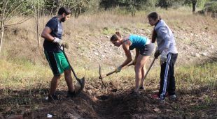 Tres joves treballant en la bassa dels Ànecs