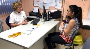 Una mare amb el seu nadó durant una consulta pediàtrica