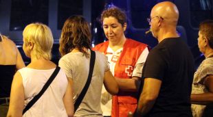 El serveis mèdics donen aigua als ciutadans que han estat confinats des de l'atemptat