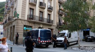 L'edifici de la Plaça Gran de Ripoll on els Mossos estan escorcollant