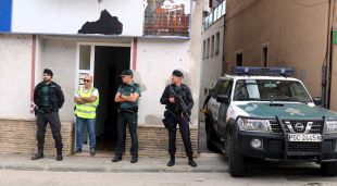 Agents de la Guàrdia Civil davant el número 1 del carrer Pont d'Olot on es va fer un escorcoll