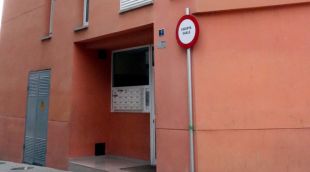 El bloc del carrer Santa Magdalena de Ripoll on vivia la família del fugitiu relacionat amb els atemptats