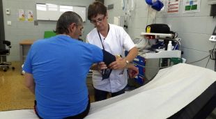 La directora de l'EAPP atenent un pacient a la presó del Puig de les Basses