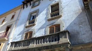 Imatge exterior de l'edifici del carrer Raval de Sant Pere de Ripoll on s'han fet registres