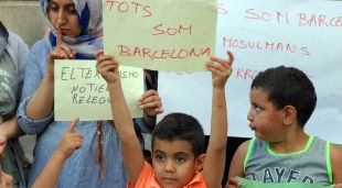 Menors musulmans durant la manifestació contra el terrorisme a Ripoll (arxiu)
