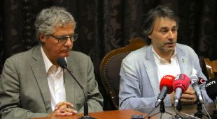 El delegat del Govern a Girona, Eudald Casadesús, i l'alcalde de Ripoll, Jordi Munell, durant la roda de premsa