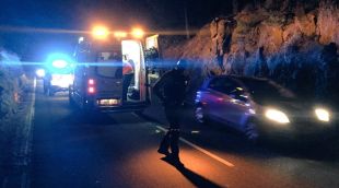 L'ambulància del SEM atenent al motorista ferit