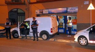 Els Mossos custodiant l'entrada del locutori de Ripoll