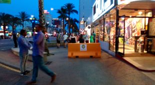 Pla general nocturn d'una de les tanques de formigó instal·lades a Lloret de Mar en motiu del dispositiu de seguretat