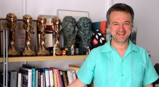 Edmon Roch a l'oficina d'Ikiru Films amb els premis Gaudí i Goya que ha guanyat