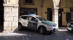 Un vehicle de la Guàrdia Civil davant el Chakra Sisha Bar