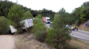 Pla general de l'accident amb una víctima mortal a la N-II a Girona